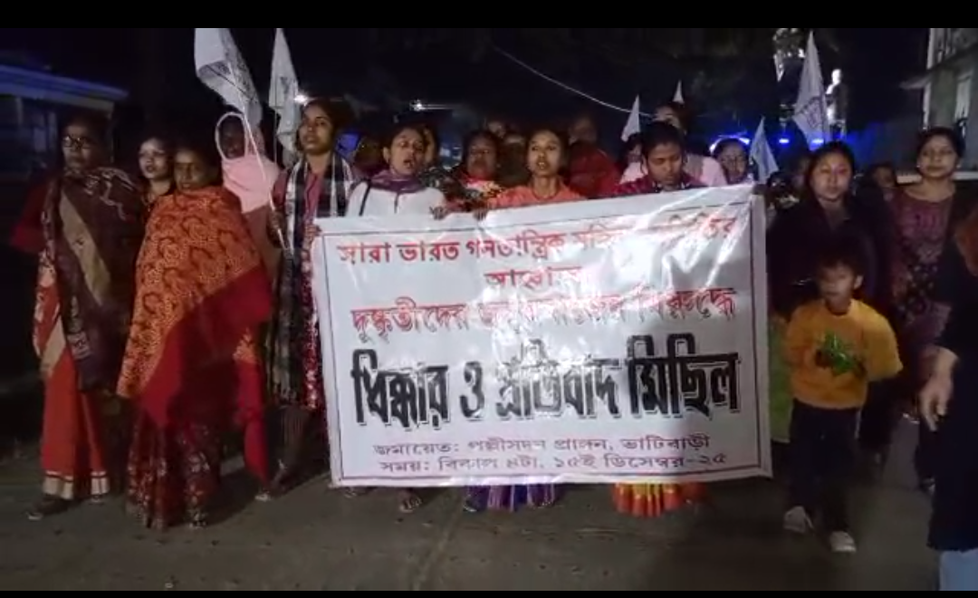 ঘরে ঢুকে মহিলাকে শ্লীলতাহানি করার পরেও প্রকাশ্যে ঘুরছে দুষ্কৃতীরা , পুলিশের ওপর ক্ষোভে ফুঁসছে এলাকাবাসী