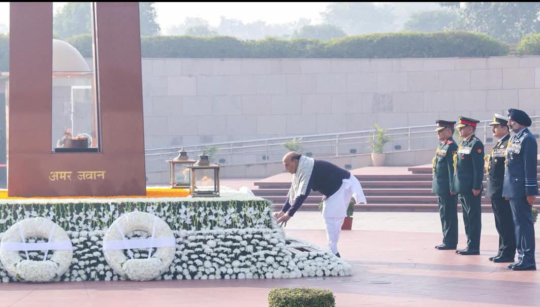 ঐতিহাসিক বিজয় দিবস , ভারতীয় যুদ্ধবীরদের উদ্দেশ্যে শ্রদ্ধাঞ্জলি রাজনাথ সিংয়ের