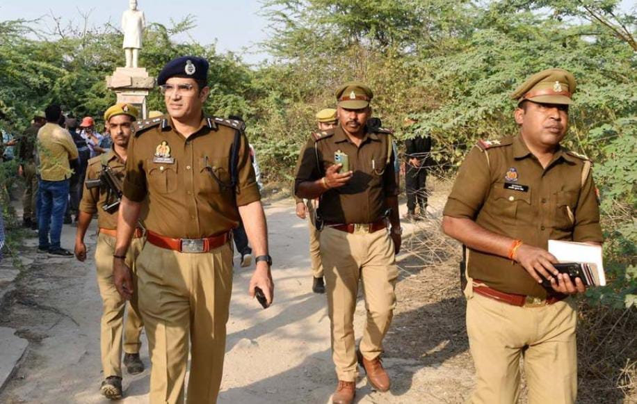 বোরখা না পড়ার চরম অপরাধ , স্ত্রী-কন্যাকে মাটিতে পুঁতে দিল যুবক