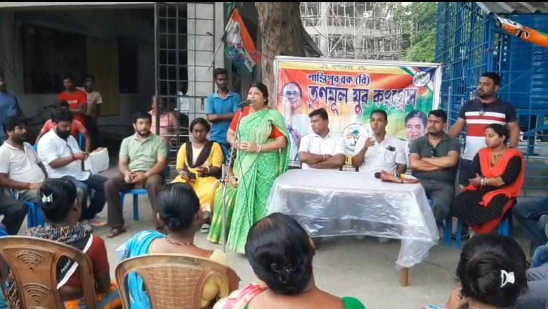 কাটমানি খেয়ে বাতিস্তম্ভে বিজ্ঞাপন , খোদ দলীয় পঞ্চায়েত প্রধানের বিরুদ্ধে বিক্ষোভ তৃণমূল কর্মীদের