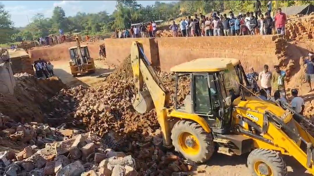 ব্রহ্মা পুজোর মাঝে বড় অঘটন , ইটভাটার চুল্লির তলায় থেঁতলে মৃত ৩ শ্রমিক