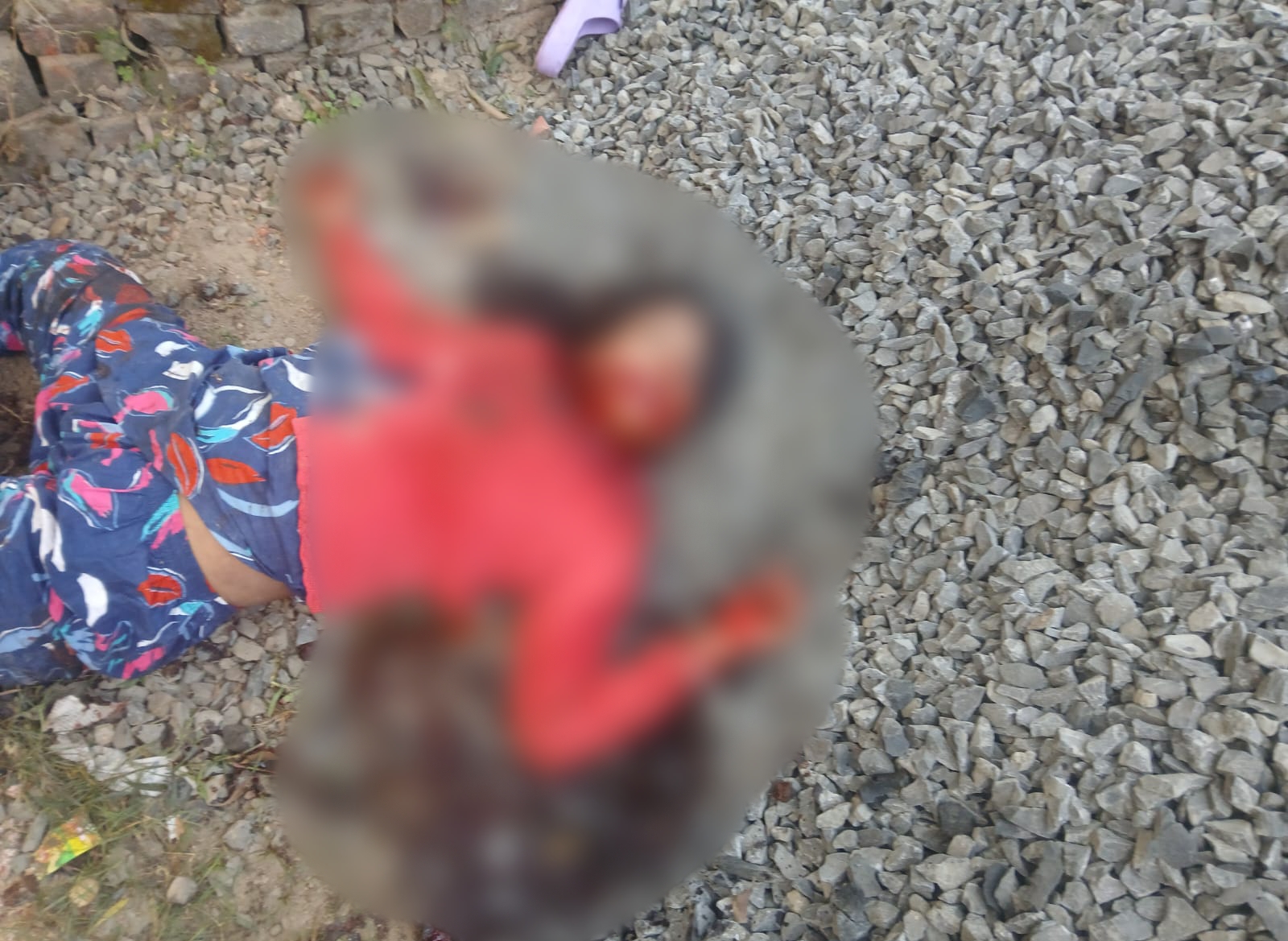 রাস্তার পাশ থেকে উদ্ধার গৃহবধূর গলা কাটা দেহ , তীব্র চাঞ্চল্য চাকদায়