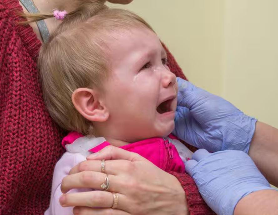 যন্ত্রণার পরও একরত্তি কন্যা সন্তানদের কান ফোটানো , বিরোধিতা করে সরব সোশ্যাল মিডিয়া