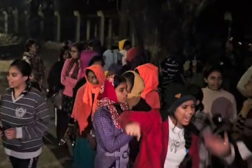 টাকা নিয়ে দেওয়া হচ্ছে না খাবার , থালা হাতে বিক্ষোভে ছাত্র-ছাত্রীদের বিক্ষোভে উত্তাল বিশ্বভারতী বিশ্ববিদ্যালয়