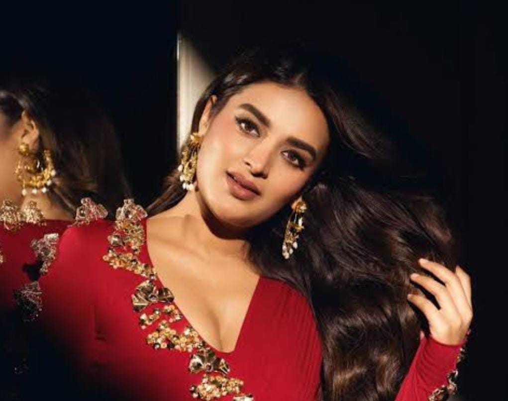 ছবির প্রচার অনুষ্ঠানে অভিনেত্রীকে শ্লীলতাহানির চেষ্টা , আক্রমণকারীদের হায়না বলে কটাক্ষ নেটিজেনদের