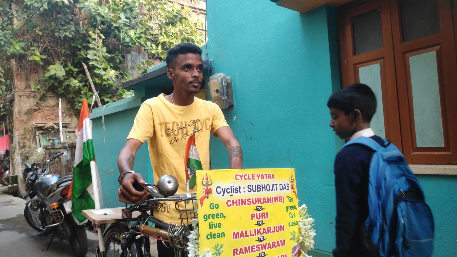 সঙ্গী একমাত্র সাইকেল , হাজার হাজার কিলোমিটার পথ পাড়ি দিয়ে ভারতের শেষ প্রান্ত শুভজিৎ