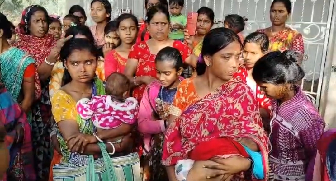 শিশু কোলে নিয়ে চুরি করতে ঢুকে হাতেনাতে ধরা পড়ল ২ মহিলা , উত্তাল নবগ্রাম