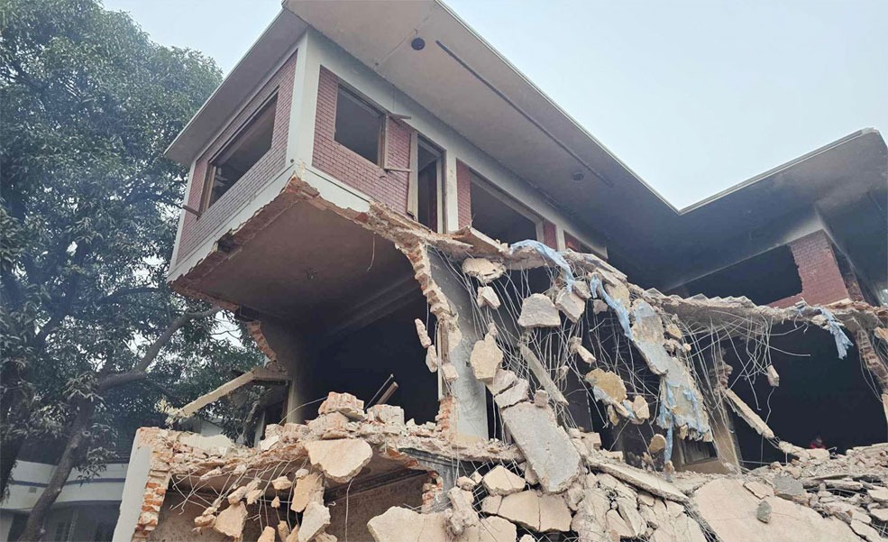 হাদির মৃত্যুর জেরে অশান্তি অব্যাহত , শেখ মুজিবের বাড়িতে ফের ভাঙচুর