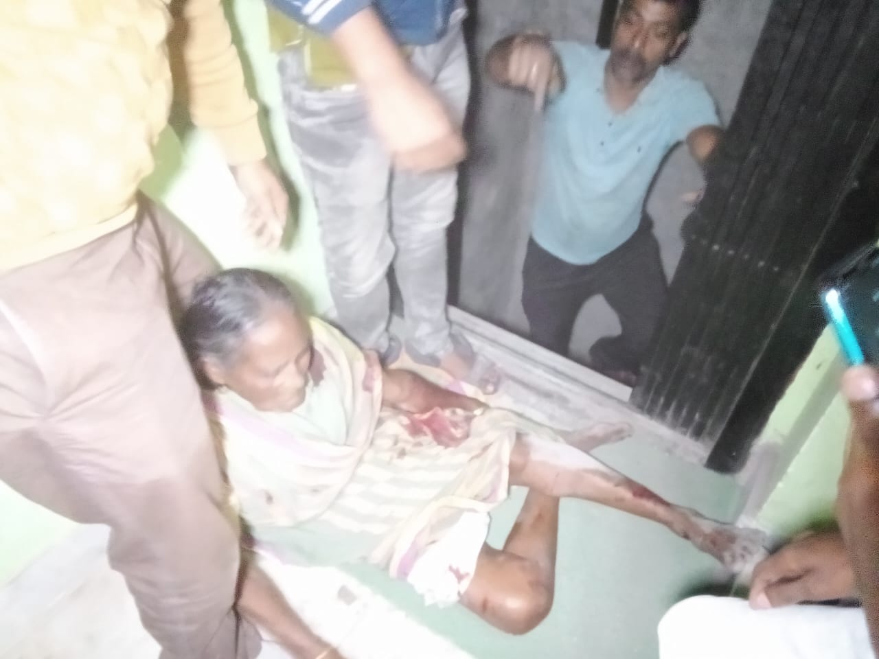 লিফটে মর্মান্তিক দুর্ঘটনা , চারতলা থেকে পড়ে গুরুতর আহত দুধ বিক্রেতা বৃদ্ধা