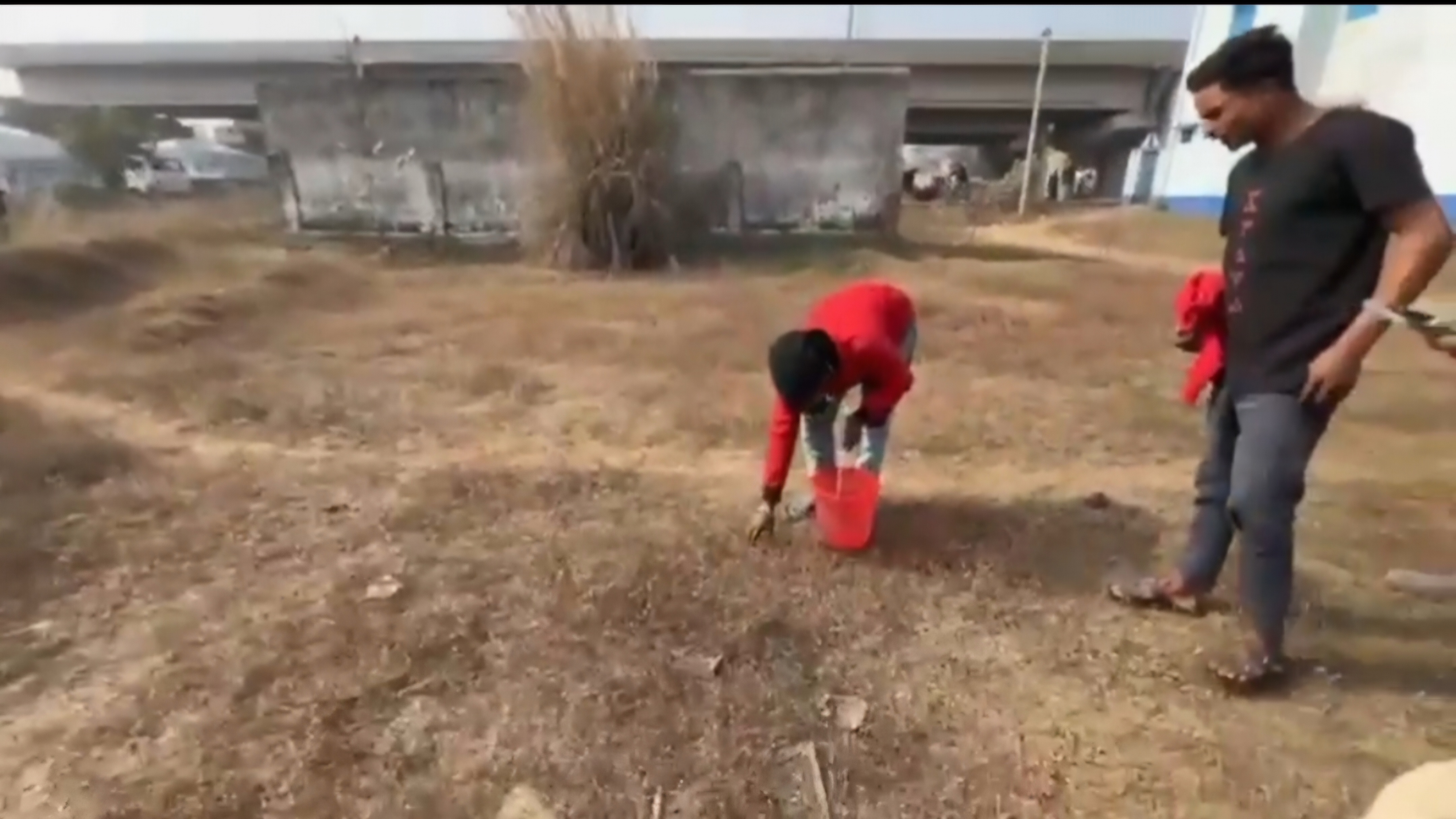 বম্ব স্কোয়াড ছাড়াই স্থানীয়দের দিয়ে বোমা উদ্ধার , বিক্ষোভের মুখে পড়ে পালালো সিউড়ি থানার পুলিশ