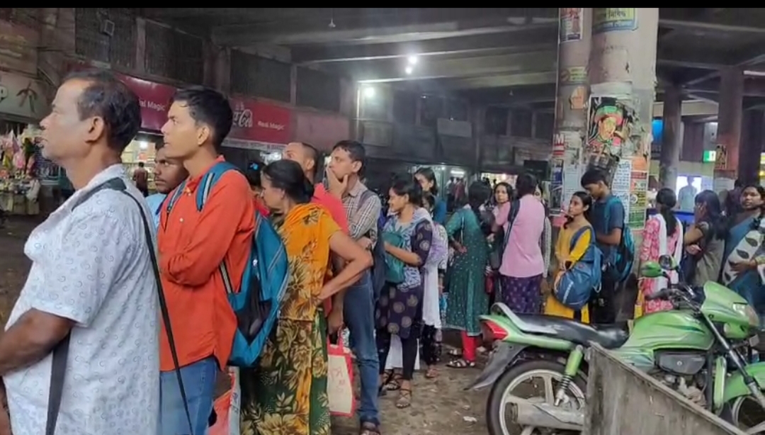 ঘন্টার পর ঘন্টা লাইনে দাঁড়ালেও মিলছে না পরিষেবা, ঘটনায় বিক্ষুব্ধ যাত্রীরা
