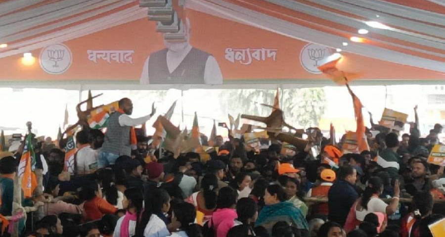 মোদির সভার আগেই চরম বিশৃঙ্খলা , ভিভিআইপি গেটে ভাঙচুর