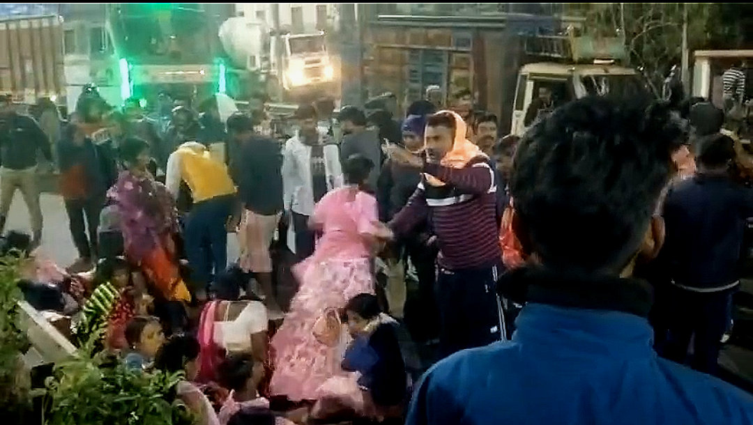 মন্দির দর্শন করে ফেরার পথে ভয়াবহ সড়ক দুর্ঘটনা , আহত ২৫