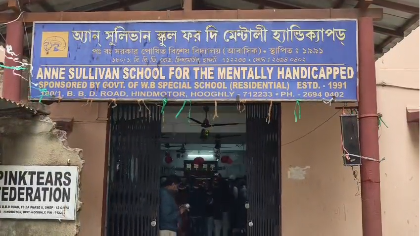 সান্তার সাজে জেলা পরিষদের মেন্টর , বড়দিনের আগেই বিশেষ চাহিদা সম্পন্ন বাচ্চাদের মুখে হাসি