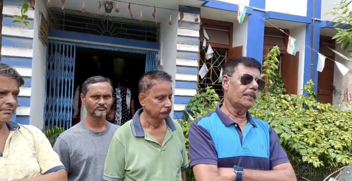 বিরোধীর হাত ধরে বোর্ড চালাচ্ছেন! অভিযোগে চাপে নবগ্রাম পঞ্চায়েত প্রধান