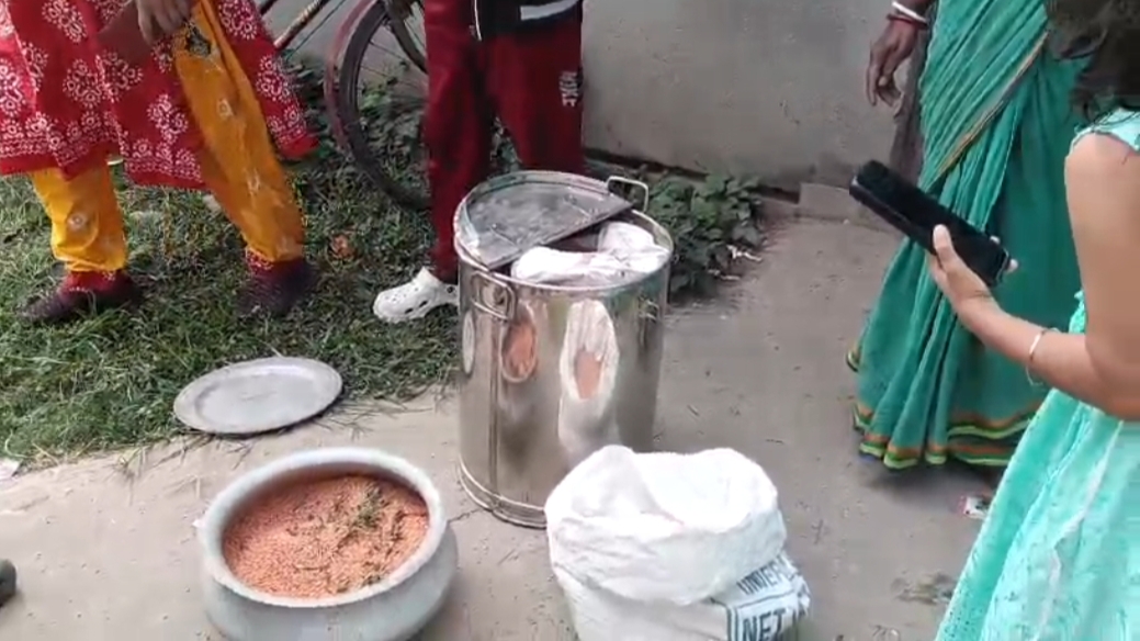 পোকা ধরা ডাল দিয়ে শিশুদের খাবার রান্না ,  বিক্ষোভে ফেটে পড়লেন অভিভাবকরা