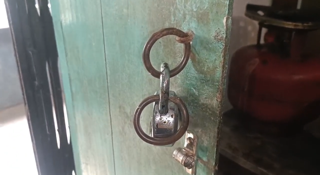 গভীর রাতে তালা ভেঙে স্কুলে হানা , তছনছ নথি