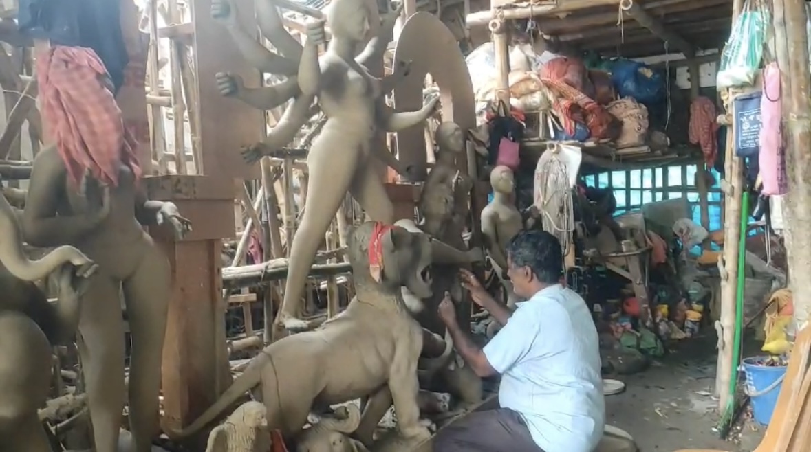 পুজোর দোরগোড়ায় চিন্তায় শিল্পীরা, একটানা বৃষ্টিতে থমকে প্রতিমার কাজ