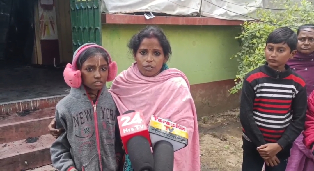 ভয়াবহ আগুনে পুড়ে ছাই বাড়ি , আশ্চর্যজনক ভাবে অক্ষত থাকলো মনসা মন্দির