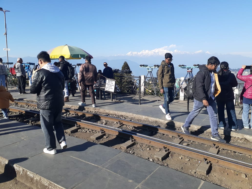 পাহাড়ে বর্ষবরণের ধুম , দার্জিলিঙে পর্যটকদের ঢল