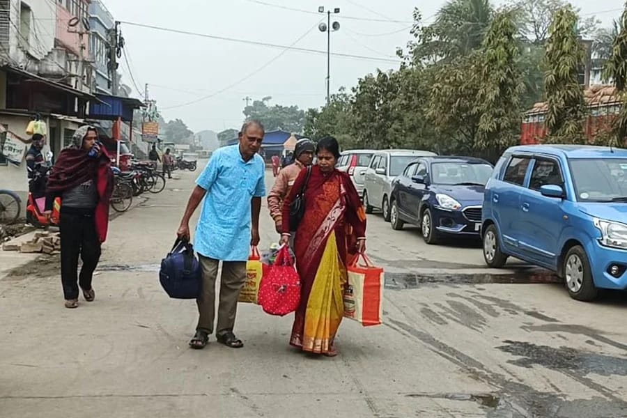 অশান্ত বাংলাদেশের ছায়া সীমান্তে , দেশে ফেরার হিড়িক ওপার বাংলার ভারতীয়দের