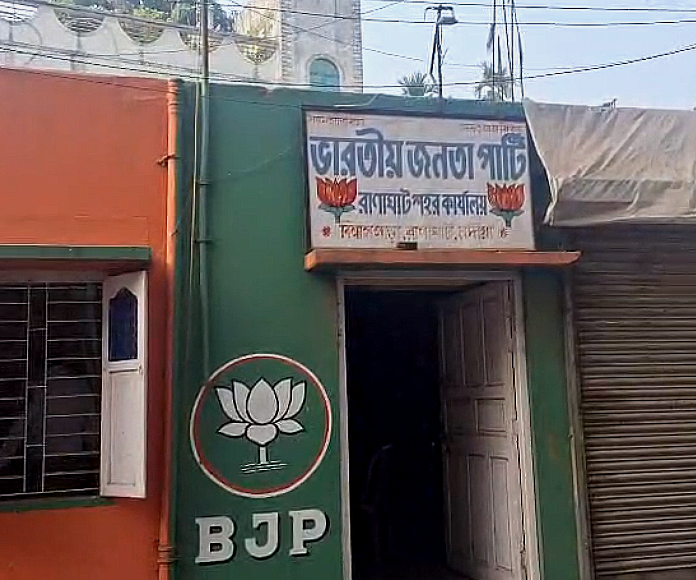 মোদির সভা থেকে ৪০টি চেয়ার চুরি , তৃণমূলের বিরুদ্ধে বিস্ফোরক অভিযোগ