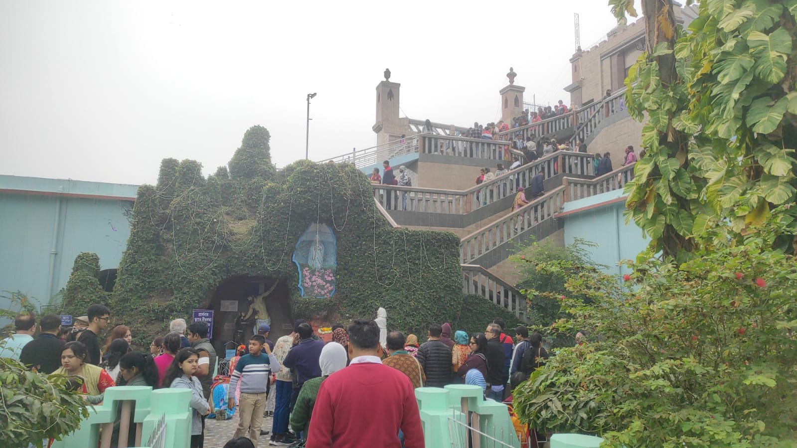 বড়দিনের আগেই ব্যান্ডেল চার্চে উপচে পড়া ভিড় , শীতের আমেজে উৎসবের উন্মাদনায় পর্যটকরা