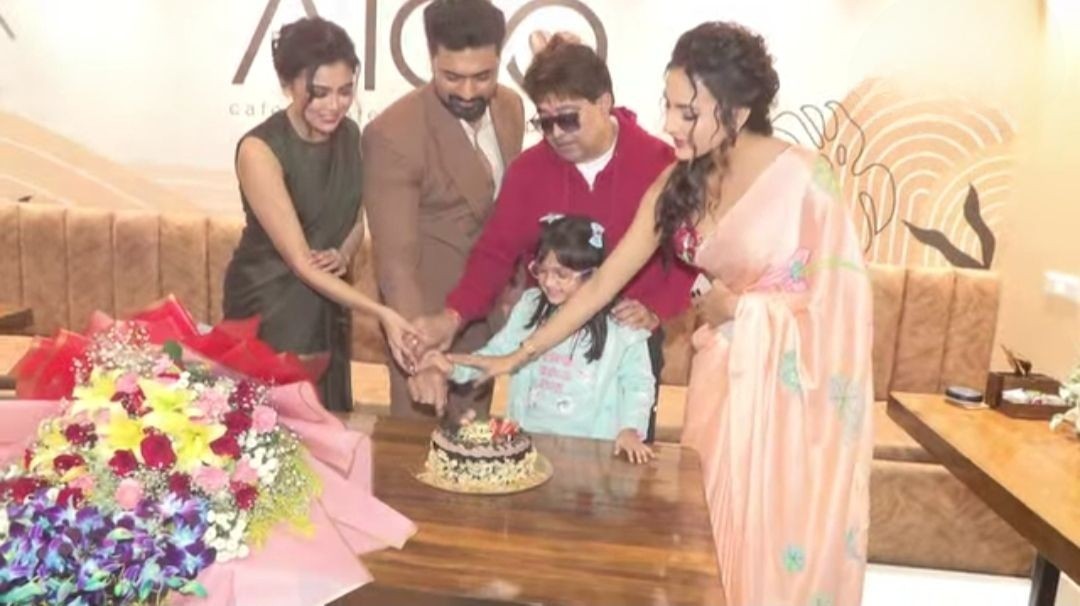 জন্মদিনের আগেই ইধিকাকে নিয়ে মাতলেন দেব , দূরে রুক্মিণী