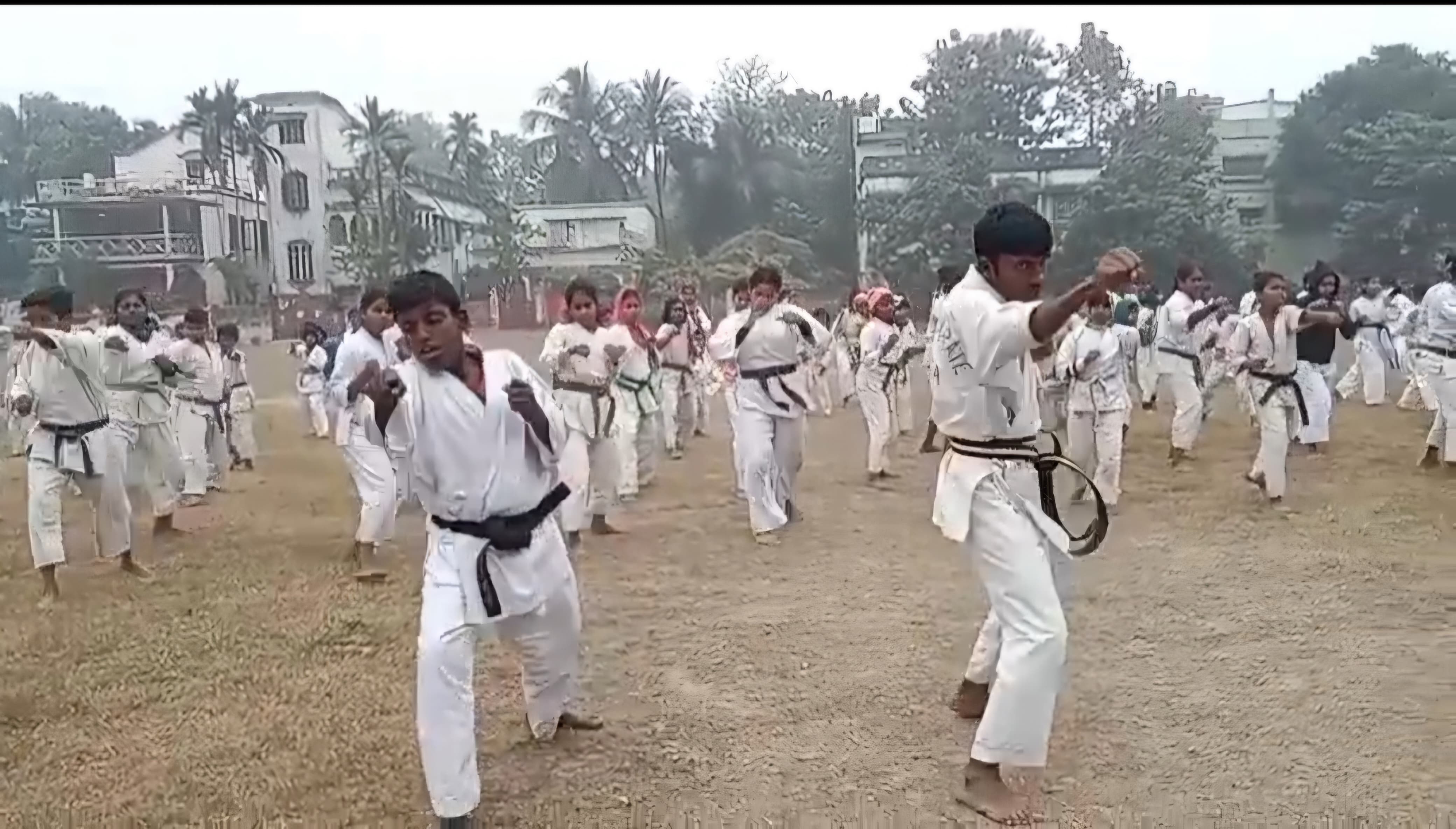 ক্রমেই বাড়ছে নারীদের ওপর অত্যাচার , আত্মরক্ষায় শান্তিপুরে বিনামূল্যে ৩ দিনের ক্যারাটে প্রশিক্ষণ শিবির