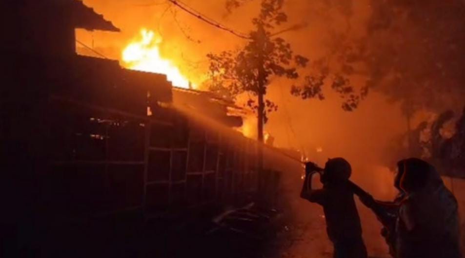 মাঝরাতে ঘরে আগুন , ঝলসে  ছাই হয়ে গেল গোটা পরিবার