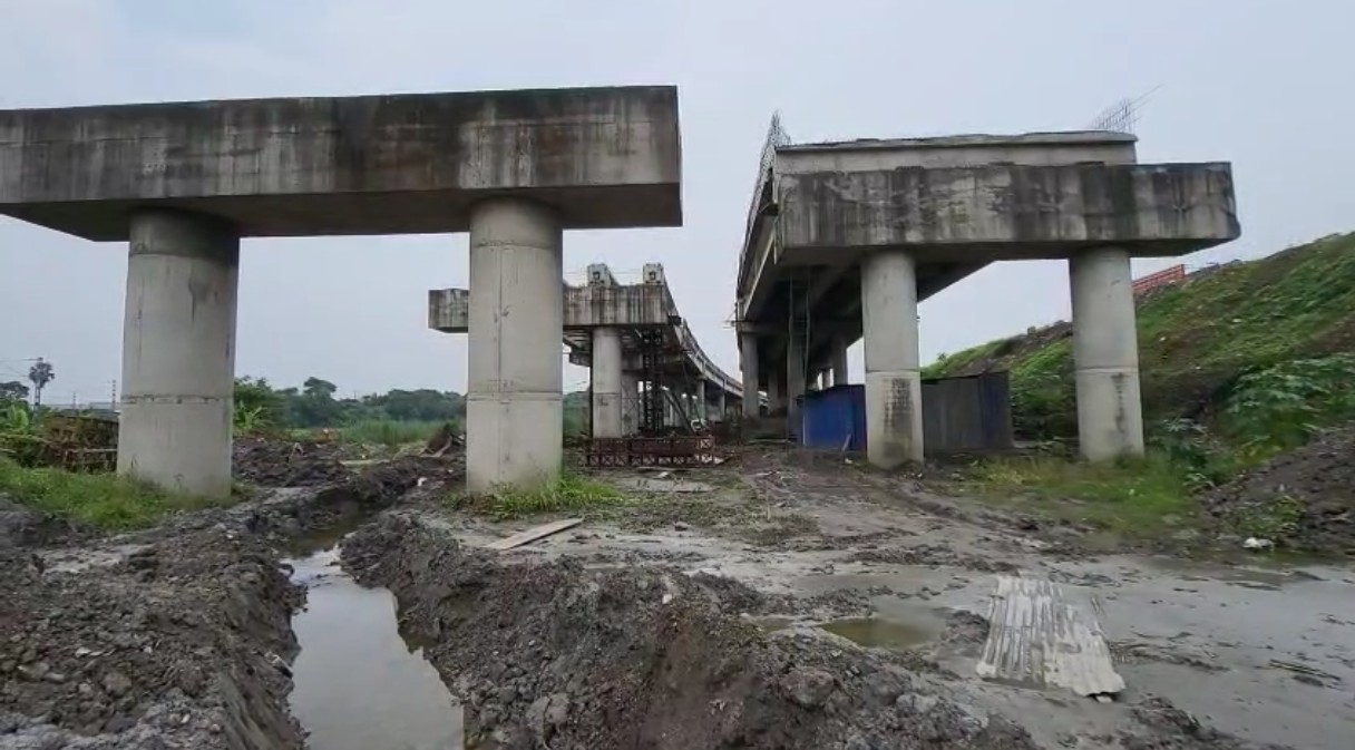 ৫ টি পাম্পেও নামছে না জল , তৃণমূল-বিজেপির উন্নয়নের ঠেলায় অতিষ্ঠ ডানকুনিবাসী