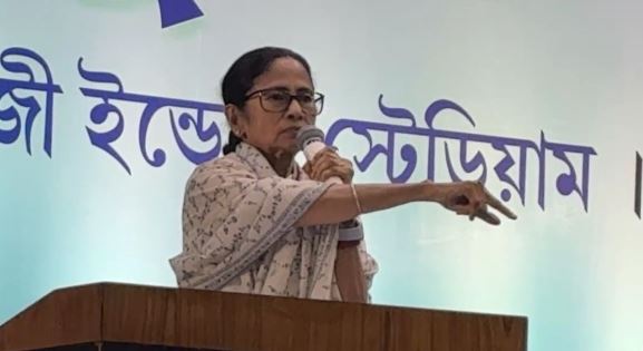 আমি কিন্তু এবার অ্যাকশন নেবো , নেতাজি ইন্ডোরে সভা চলাকালীন মাইক বিভ্রাটে বেজায় চটলেন মুখ্যমন্ত্রী