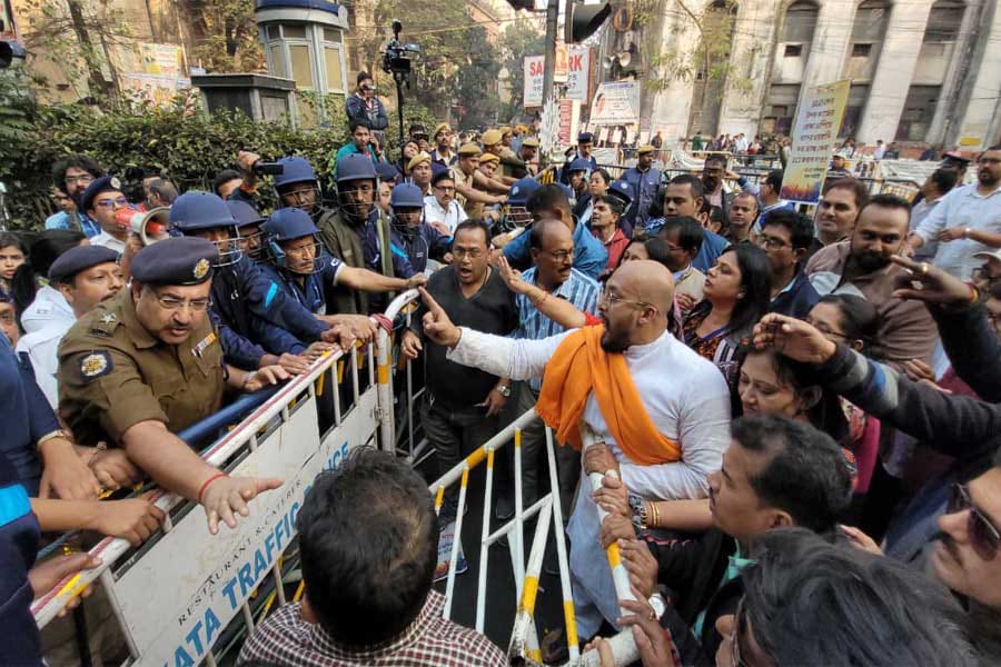 খসড়া ভোটার তালিকা ঘিরে বিতর্ক , সিইও দফতরের সামনে BLO দের বিক্ষোভে ধুন্ধুমার পরিস্থিতি