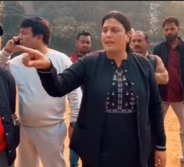 হিন্দি না শিখলে ঘাড় ধাক্কা দেব , আফ্রিকার ফুটবলারকে হুমকি বিজেপি কাউন্সিলরের