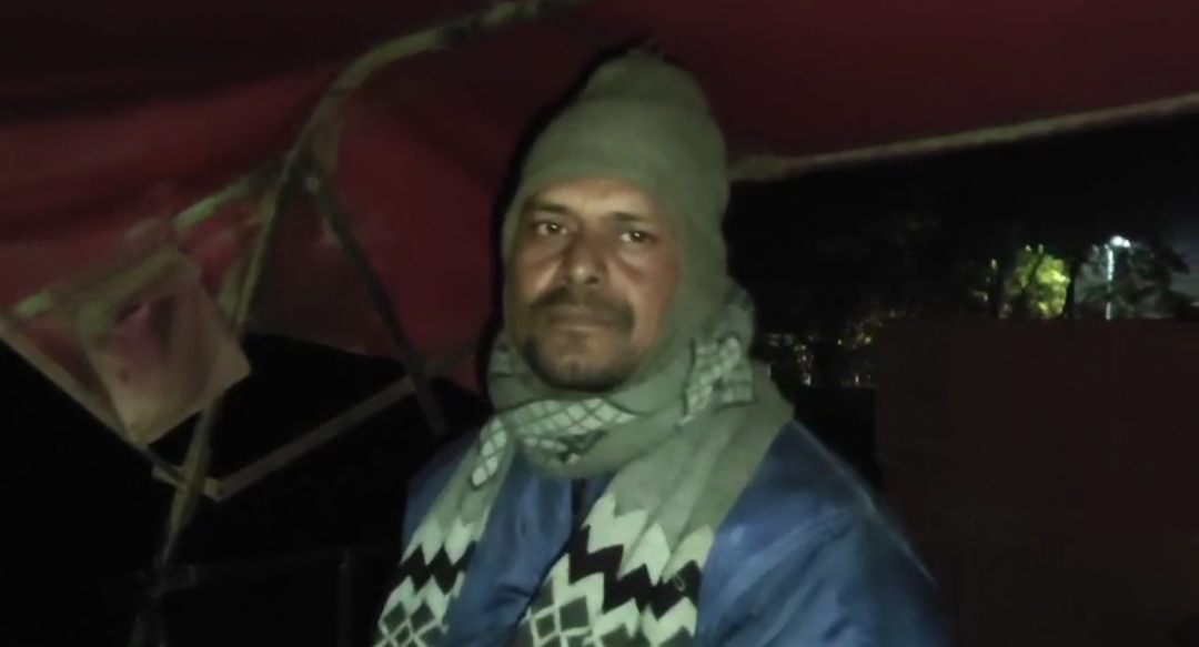 পরিবহণ দফতরের লাগাতার হয়রানি , অস্বাভাবিক অঙ্কের চালানের প্রতিবাদে পথে টুরিস্ট বাস সহ ট্রাক চালকরা