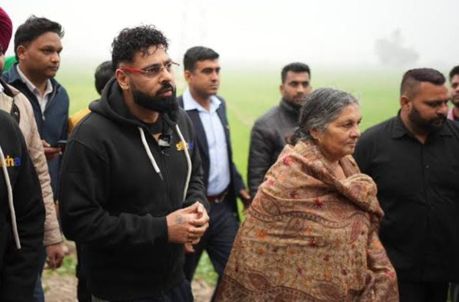 বন্যাবিধ্বস্ত পঞ্জাবের ত্রাতা , দুর্গতদের হাতে নতুন বাড়ির চাবি তুলে দিলেন বাদশা