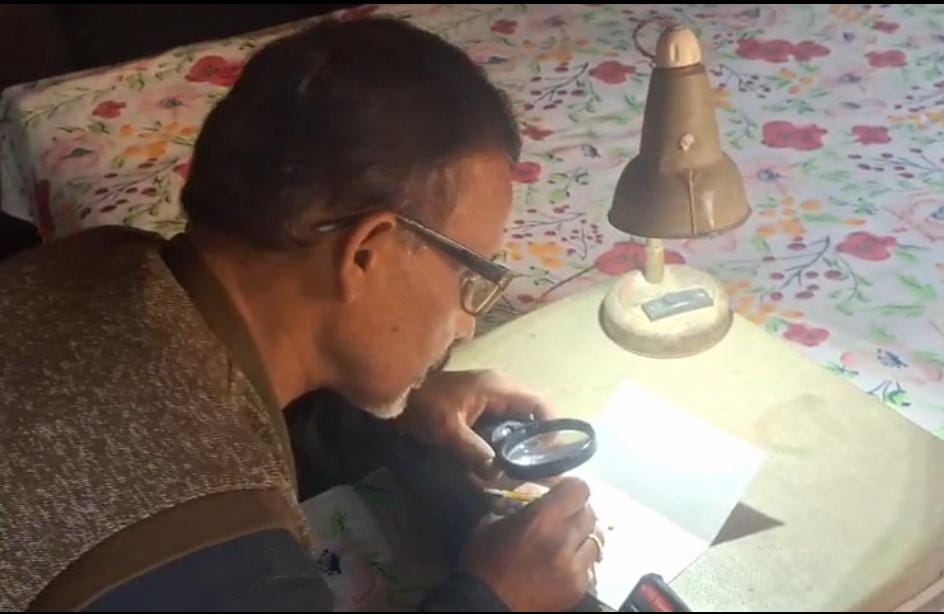 মেসিকে না দেখার দুঃখ মোছেনি , ছোলার ডালের ওপর লিওর ছবি আঁকলেন আশ্চর্য্য শিল্পী