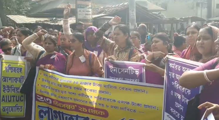 মাসিক ১৫ হাজার টাকা বেতনসহ ৮ দফা দাবি , ফের কর্মবিরতিতে আশাকর্মীরা