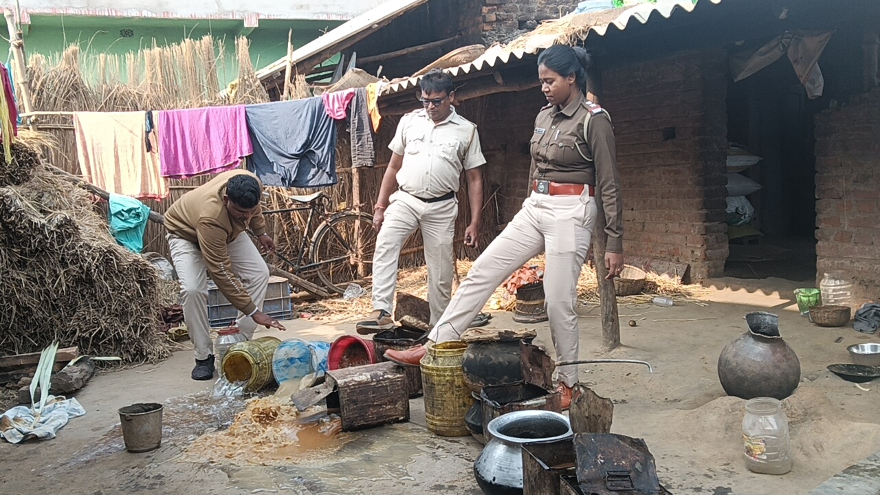৪০০ লিটার অবৈধ চোলাই মদ উদ্ধার করল পুলিশ , ভেঙে গুঁড়িয়ে দেওয়া হল ভাট্টিও