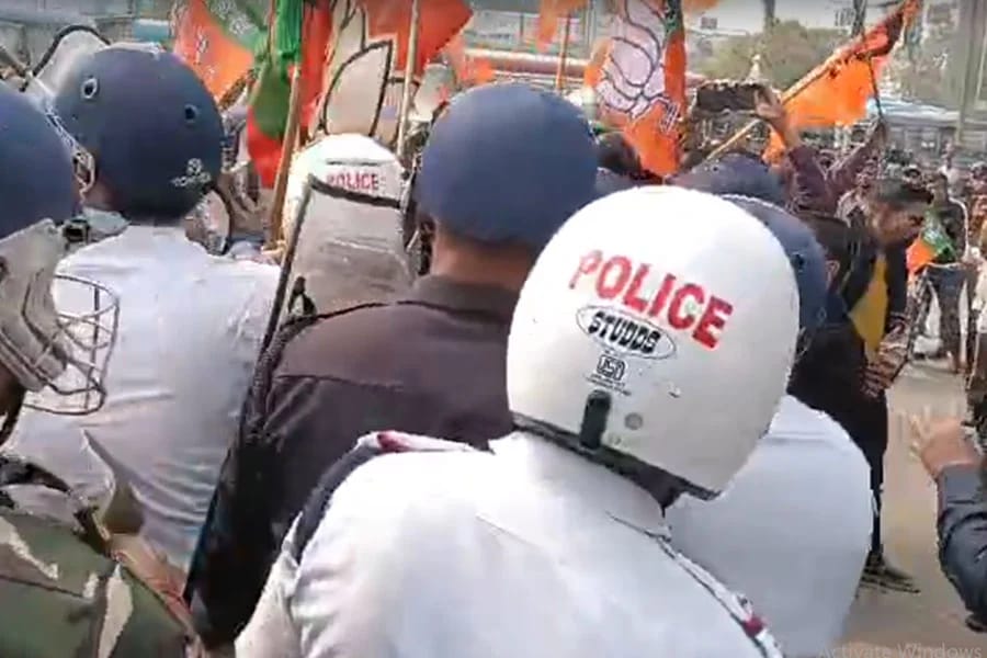 বাংলাদেশ হিন্দু নিধনের প্রতিবাদে হাওড়া ব্রিজে বিক্ষোভ , পুলিশের সঙ্গে সংঘর্ষ বিজেপি কর্মীদের