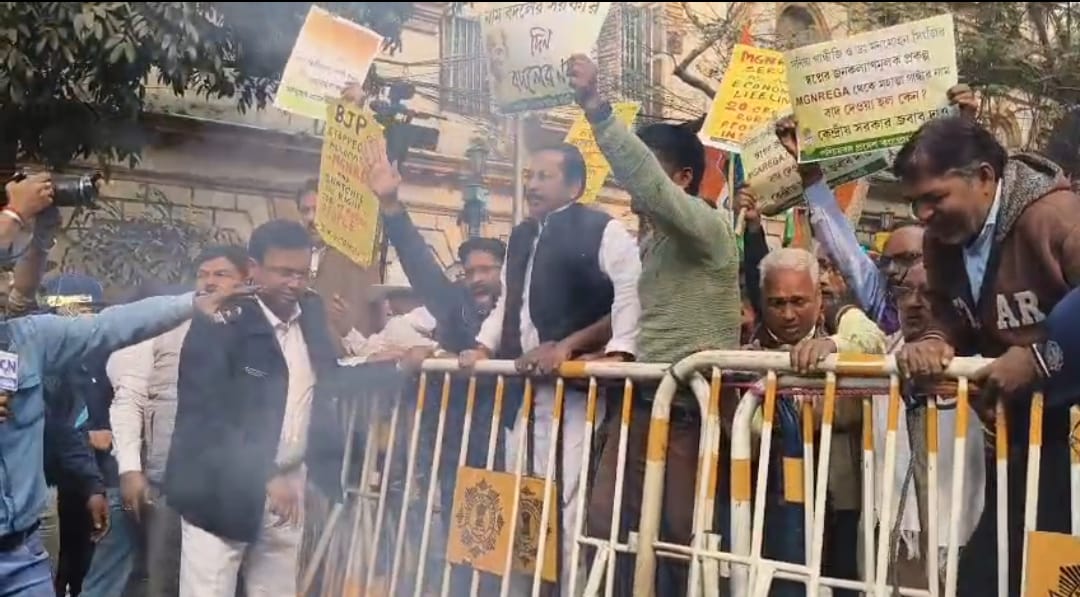১০০ দিনের কাজের ইস্যুতে কংগ্রেসের রাজভবন অভিযান , উত্তাল রাজপথ