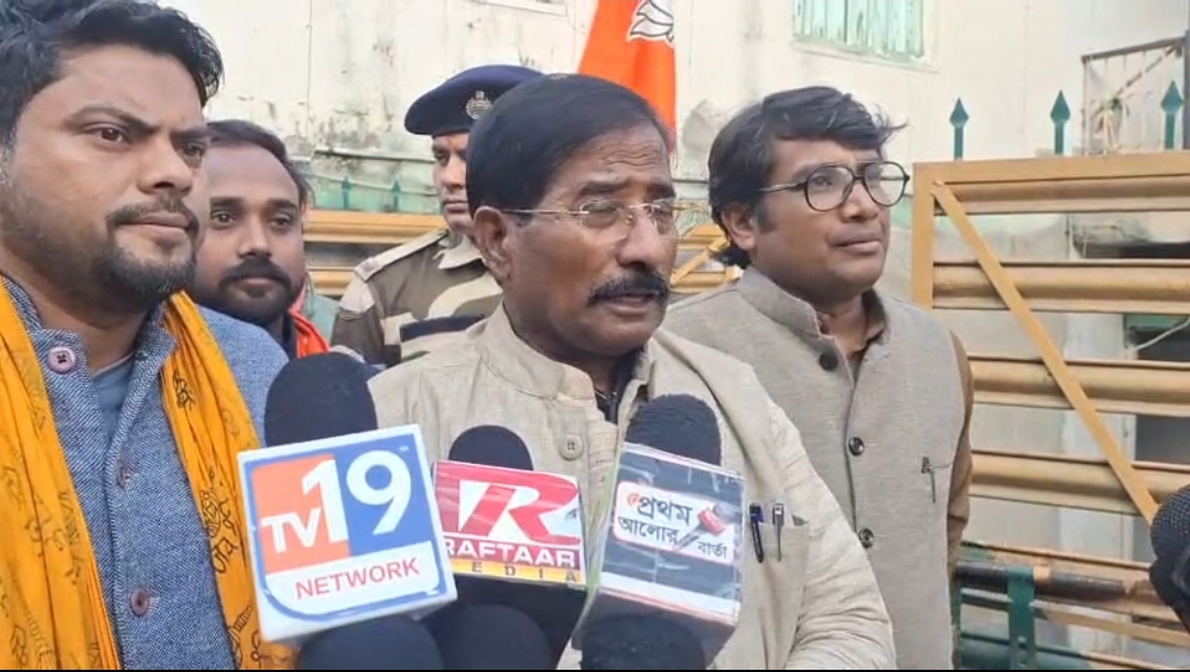 মৌলবাদীর কালো হাত ভেঙে দাও গুড়িয়ে দাও , বাংলাদেশ কাণ্ডের প্রতিবাদে পথে জগন্নাথ সরকার