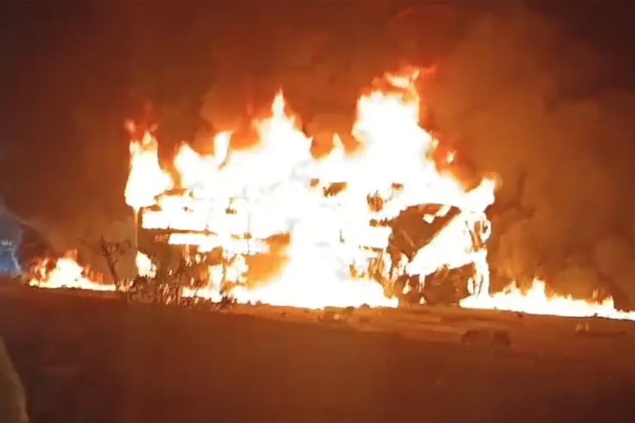 মাঝরাতে বাস-ট্রাকের সংঘর্ষে ভয়াবহ অগ্নিকাণ্ড কর্ণাটকে, মৃত ১০