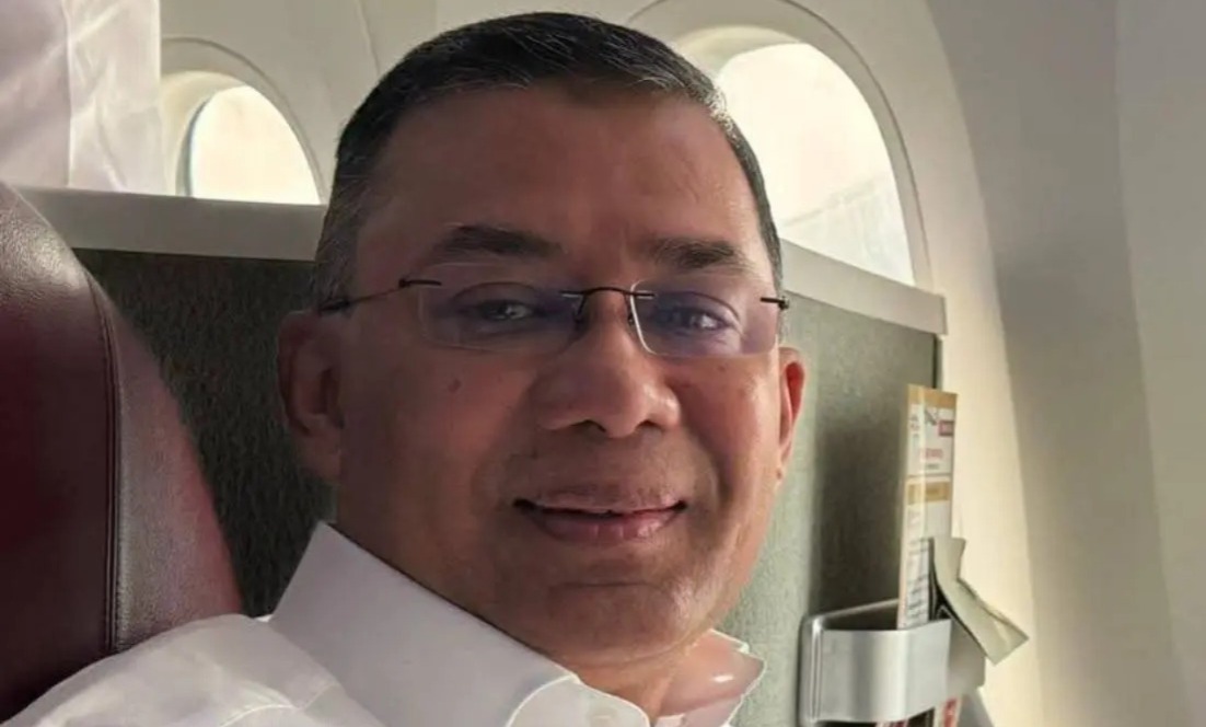 ১৭ বছর পর বাংলাদেশে খালেদা পুত্র, খালি পায়ে দেশের মাটি স্পর্শ তারেকের