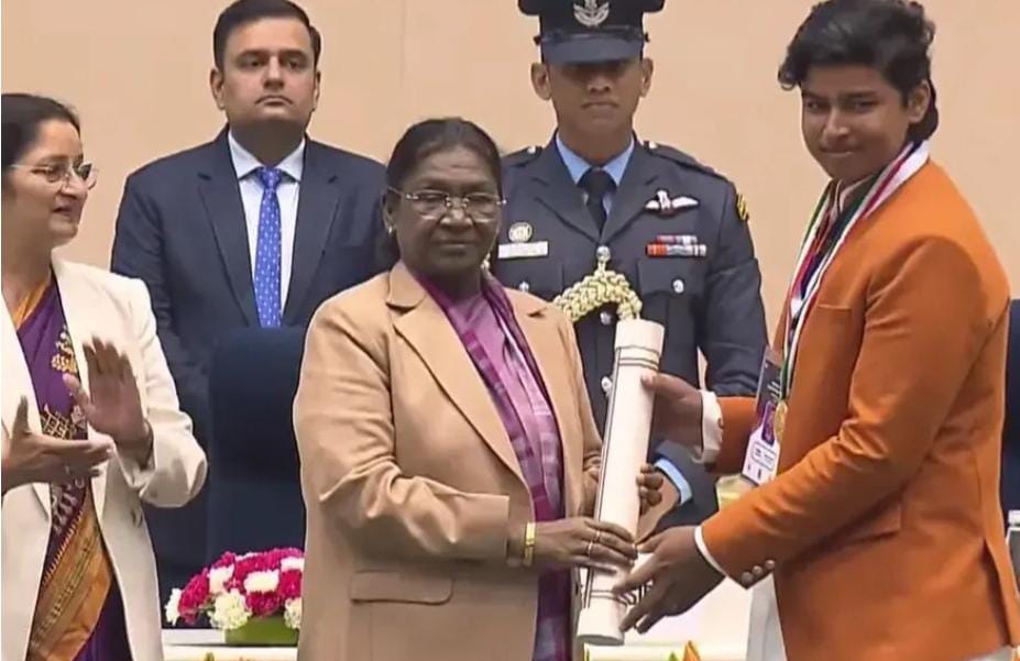 বৈভবের মুকুটে নয়া পালক , রাষ্ট্রপতির হাত থেকে সর্বোচ্চ সম্মানে ভূষিত বৈভব