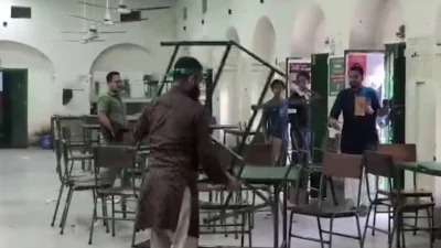 ঢাকা বিশ্ববিদ্যালয়ের ঐতিহ্যবাহী মধুর ক্যান্টিনে ভাঙচুর, গ্রেফতার ১