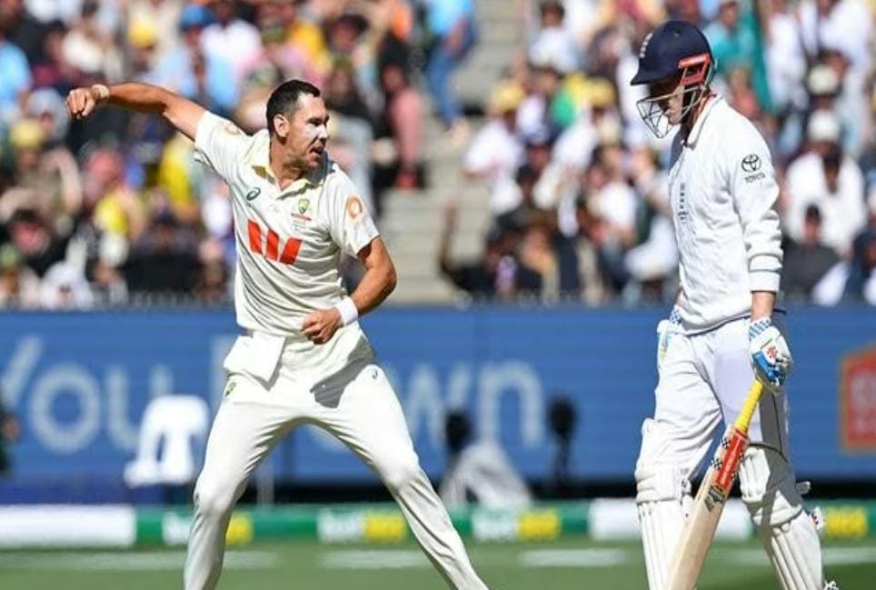 মেলবোর্নে প্রথম দিনই ২০ উইকেট , বিদ্ধস্ত ইংল্যান্ড , দ্বিতীয় ইনিংস শুরু অস্ট্রেলিয়ার