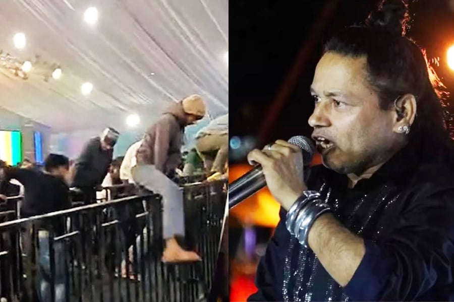 জানোয়ারের মতো আচরণ , দর্শকদের ওপর ক্ষেপে মাঝপথে গান থামালেন কৈলাশ খের