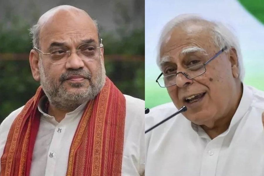 “ধনকড়জি কোথায়?” শাহকে প্রশ্ন সিব্বলের