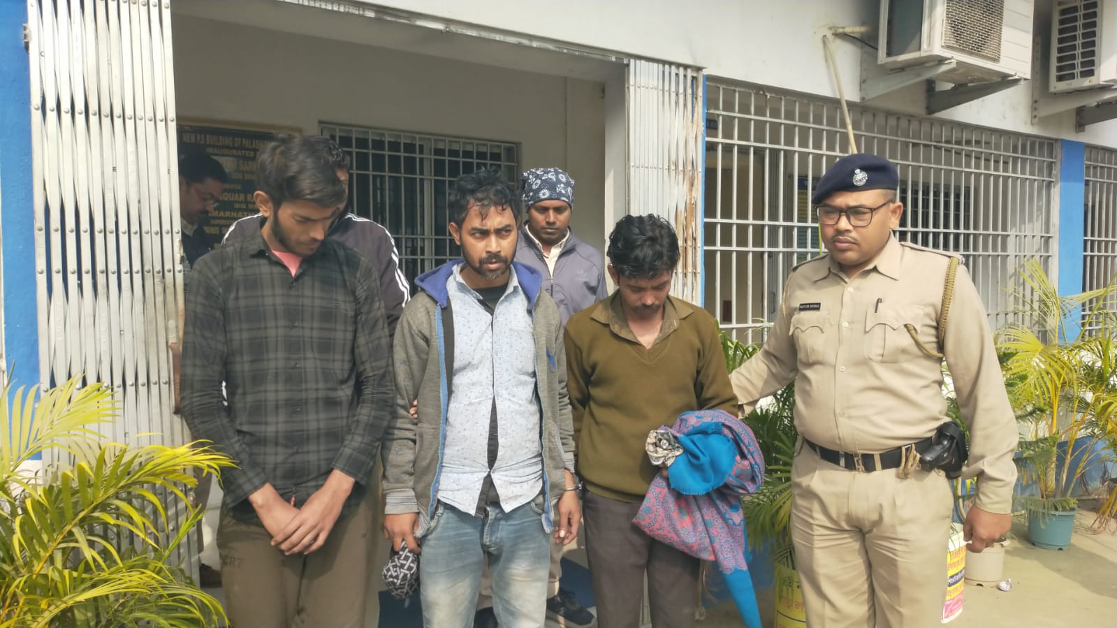 শীতের রাতে চাদর গায়ে দিয়ে ডাকাতির ছক , ৩ দুষ্কৃতীকে হাতেনাতে গ্রেফতার পুলিশের